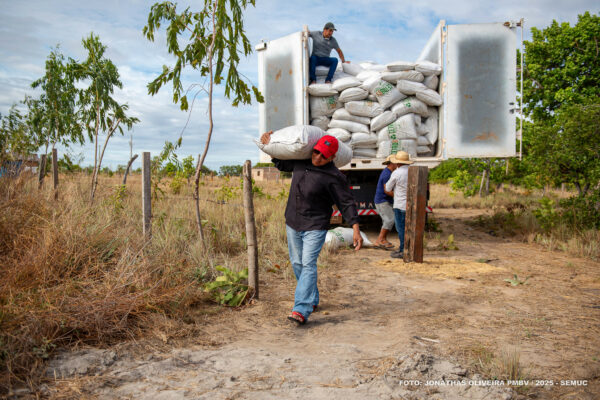 Prefeitura Distribui Sacas De Composto Org Nico Para As