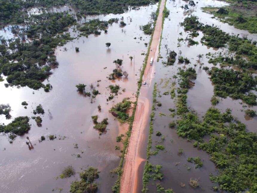 Período Chuvoso: Rio Anauá transborda e alaga trecho da BR-174, Sul de Roraima