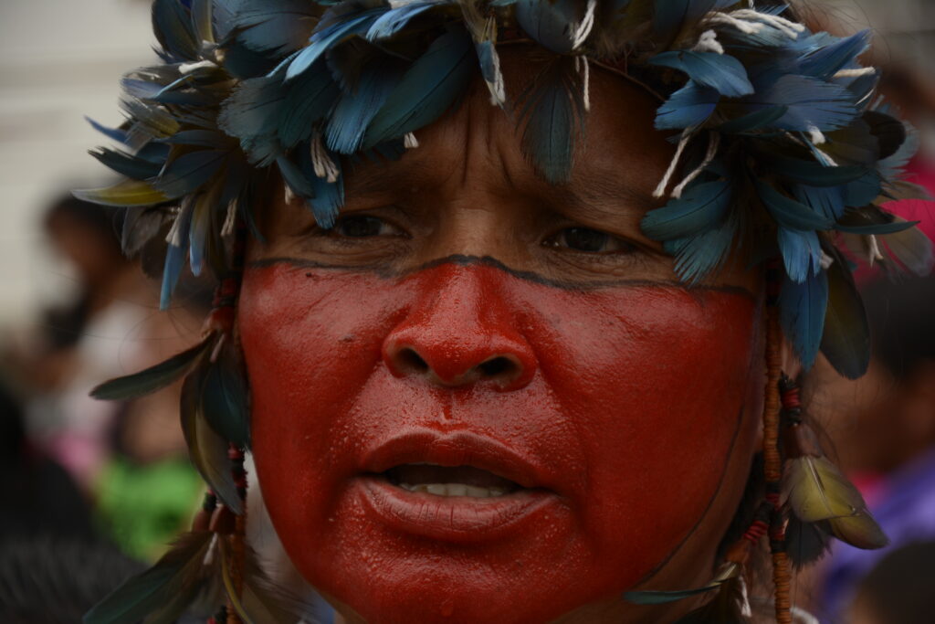 Tropa - Indígena Yanomami com rosto pintando de vermelho
