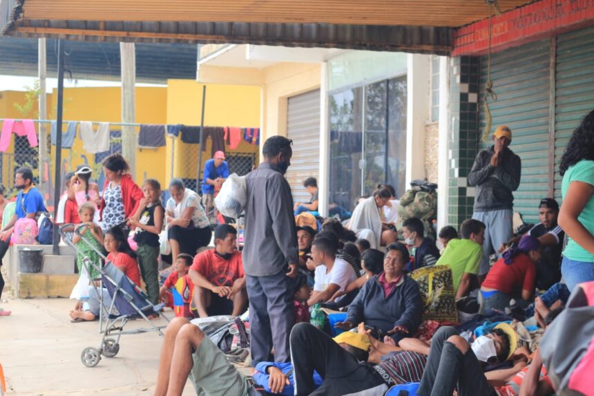 Venezuelanos improvisam acampamento na fronteira para entrar no Brasil