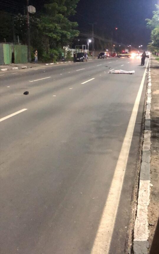 Adolescente cai de skate e é atropelado em avenida da capital