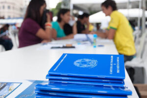 Carteira de Trabalho Sine vagas Desemprego cai para 6,8% no trimestre encerrado em julho trabalho