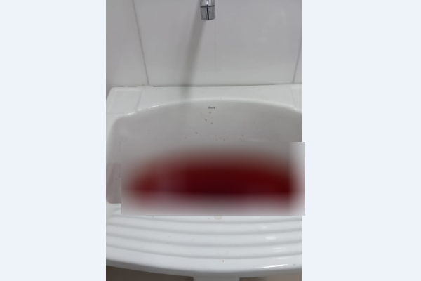 Sangue acumula em pia por problemas em tubulação do HGR