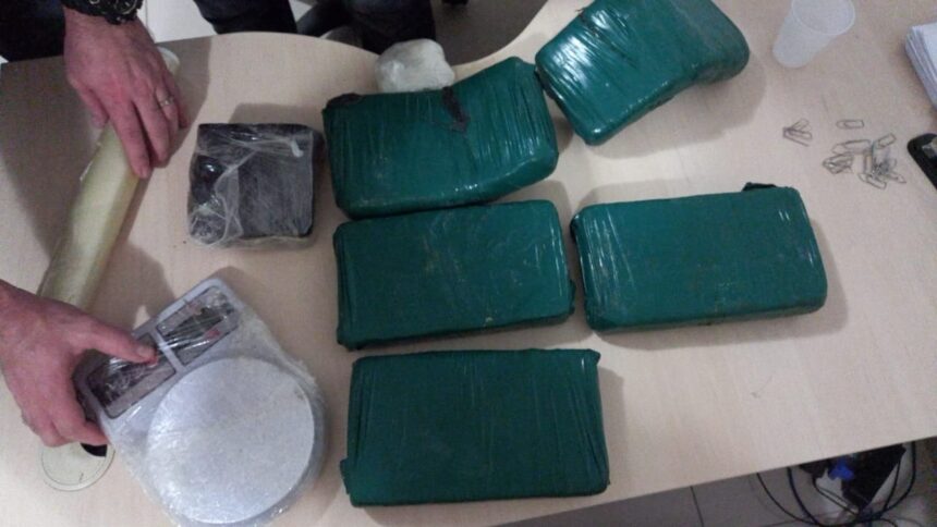 Polícia Civil prende duas pessoas e apreende mais de 7 kg de drogas