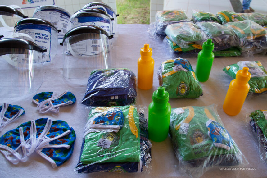 Prefeitura entrega fardamentos com kits de prevenção à Covid para alunos