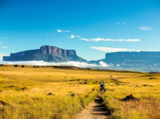 Turismo brasileiro tem faturamento recorde de R$ 185 bi em 2025