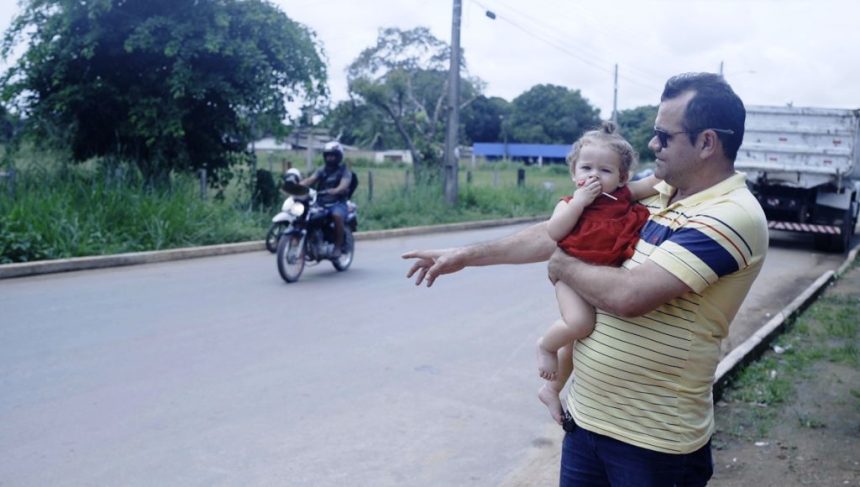 Moradores de 21 ruas de Caracaraí são atendidos com asfalto