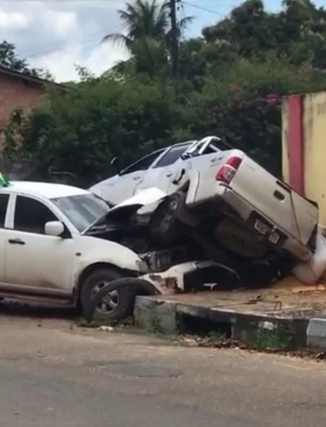 Caminhonete invade preferencial e causa acidente no Pricumã