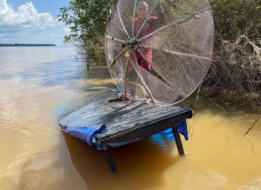 Bombeiros resgatam bens de pescador que naufragou no Sul de Roraima