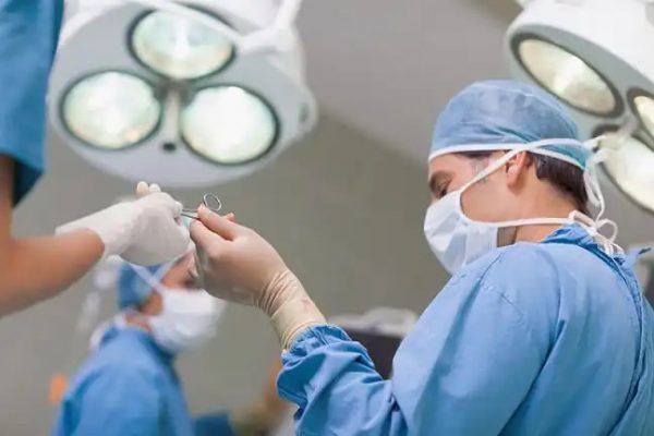 Empresa cobra do governo R$ 200 mil por materiais usados em cirurgias