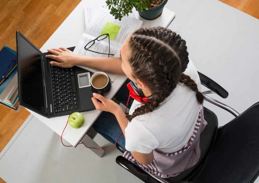 Projeto da USP oferta curso gratuito de programação voltado para mulheres