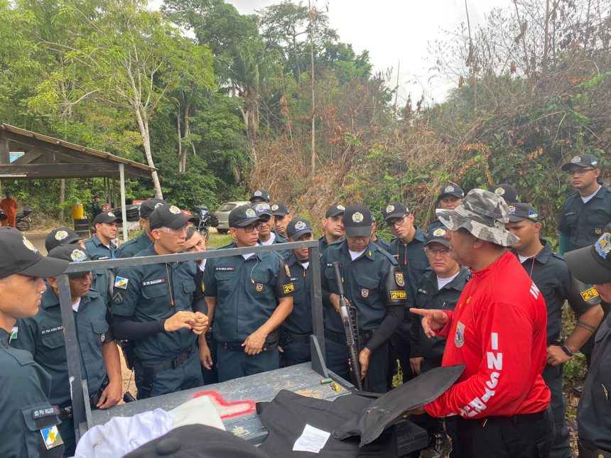 Policiais participam de treinamento para uso de armas longas