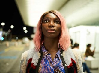 O Emmy de Melhor Roteiro de “I May Destroy You” foi o presente antecipado da aniversariante Michaela Coel