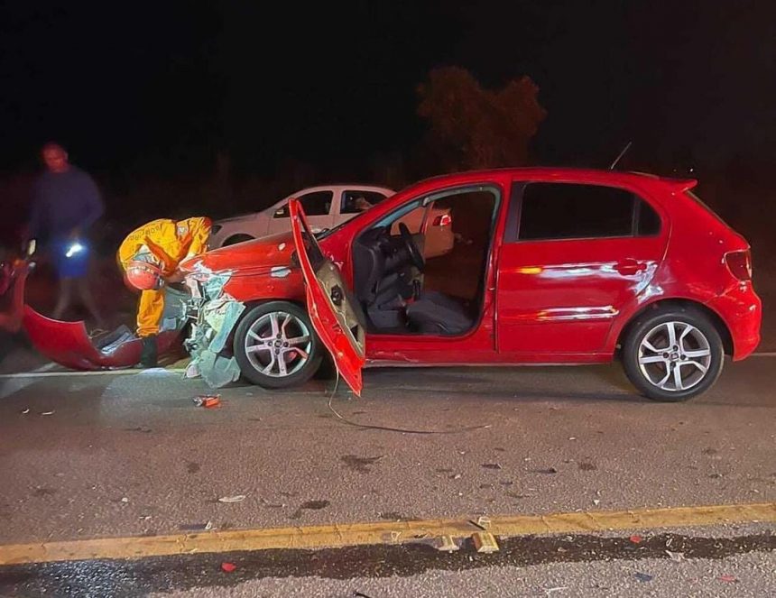 Três homens e uma criança ficam feridos após colisão entre carros