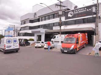 Servidores do Hospital Lotty Iris denunciam atraso nos salários por falta de repasse do Governo do Estado
