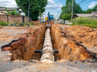 Bairro Paraviana recebe obra para eliminar ponto de alagamento