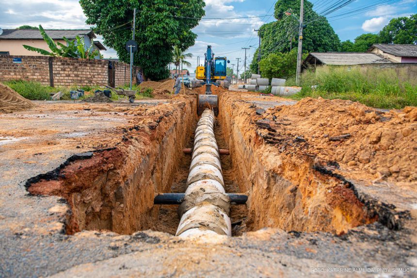 Bairro Paraviana recebe obra para eliminar ponto de alagamento