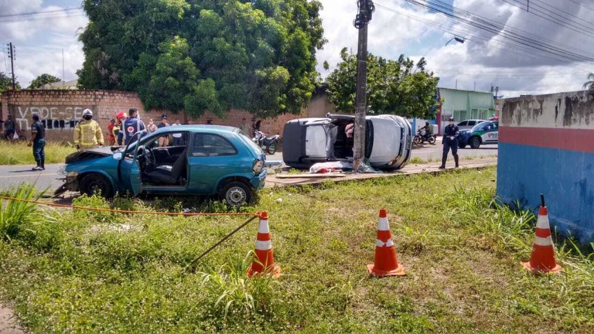 Após bater em carro e poste, homem morre em acidente no São Francisco