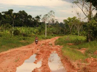 Pré-campanha: políticos começam a andar pelas enlameadas estradas e pontes de madeira do interior