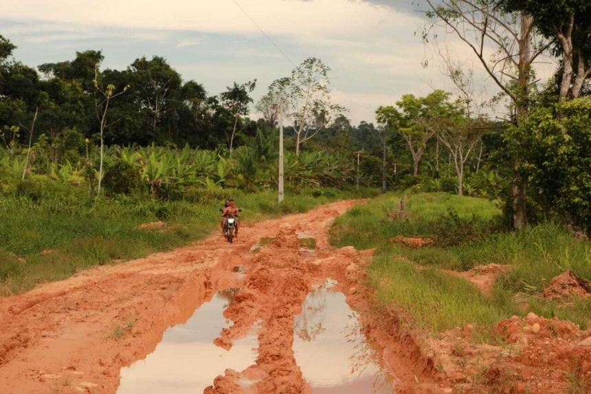 Pré-campanha: políticos começam a andar pelas enlameadas estradas e pontes de madeira do interior