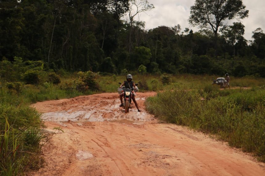 ‘Só conseguimos atravessar a estrada com canoa’, relata moradora de Rorainópolis