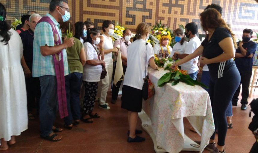 Familiares e amigos se despedem de Jaider Esbell