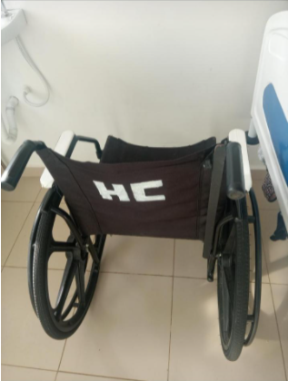Hospital das Clínicas não tem cadeira de rodas e medicamento, denuncia acompanhante