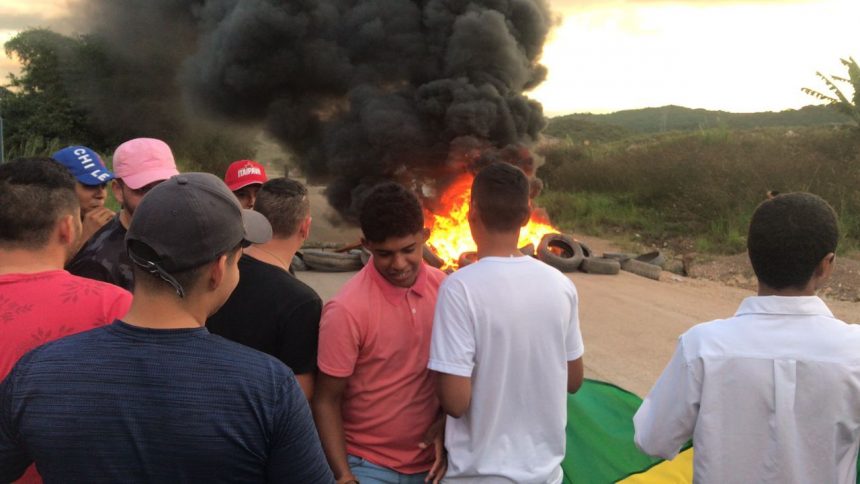 Manifestantes bloqueiam BR-174 em Pacaraima