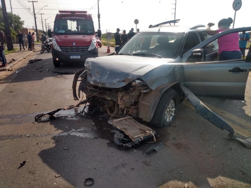 Jovem perde o controle do carro e bate em poste e em muro