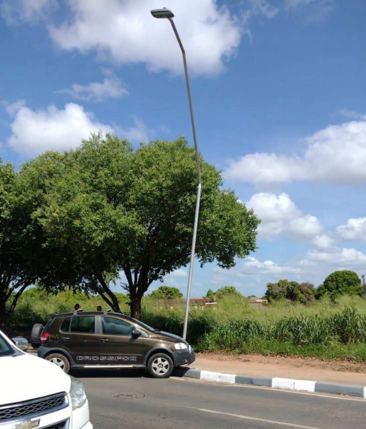 Idoso morre após passar mal ao volante e bater carro em poste