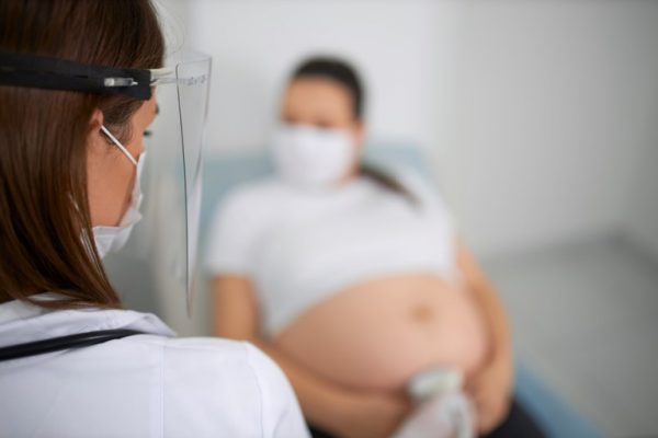 COVARDIA: Governo demite grávidas