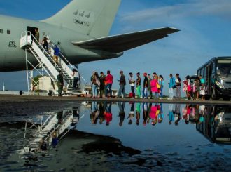 Livro bilíngue com orientações sobre programas sociais do Governo Federal para imigrantes é lançado em formato digital