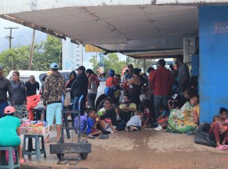 Mais de 1.600 migrantes e refugiados da Venezuela estão fora de abrigos em Boa Vista
