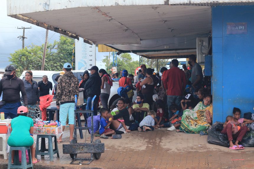 Mais de 1.600 migrantes e refugiados da Venezuela estão fora de abrigos em Boa Vista
