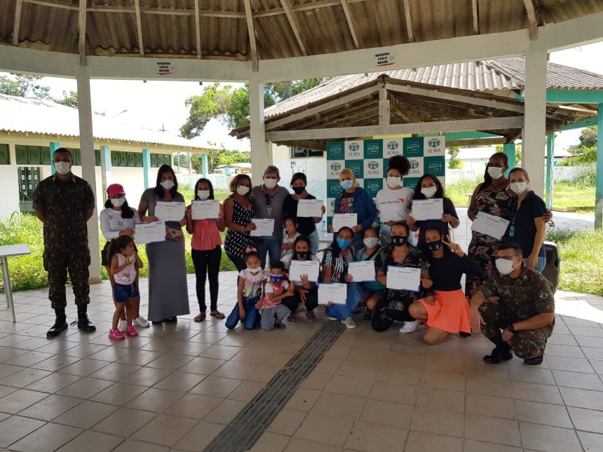 Mulheres venezuelanas recebem certificado de pedreiras em Boa Vista