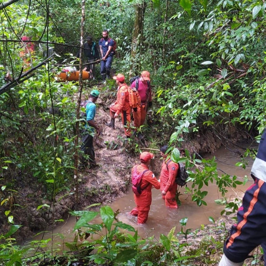 Bombeiros resgatam homem atingido por tiro acidental em área de mata