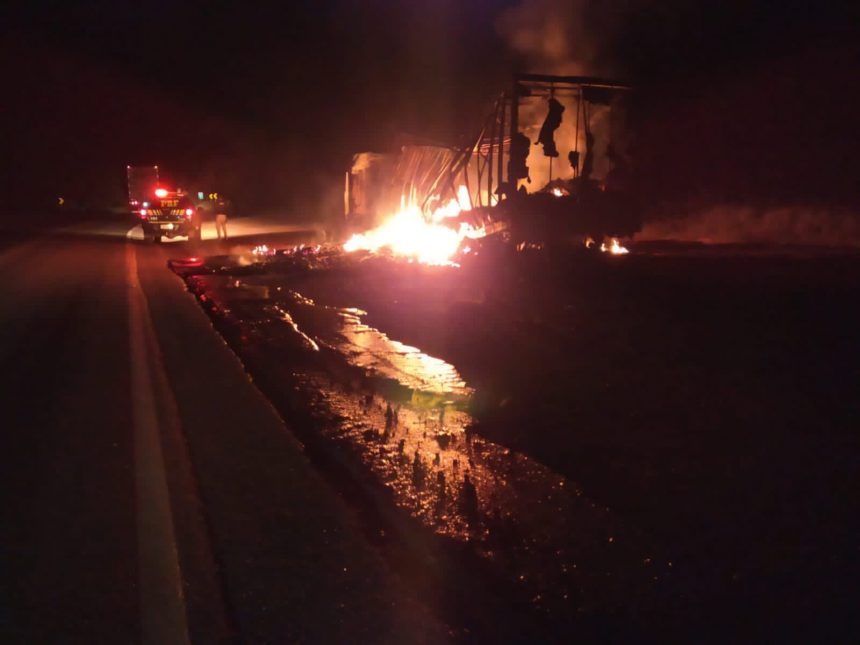 Carreta pega fogo na BR-174, sentido Manaus-Boa Vista