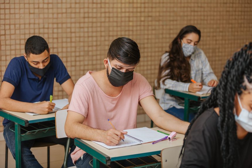 Primeiro domingo de reaplicação do Enem 2021 tem redação sobre mulheres nas Ciências