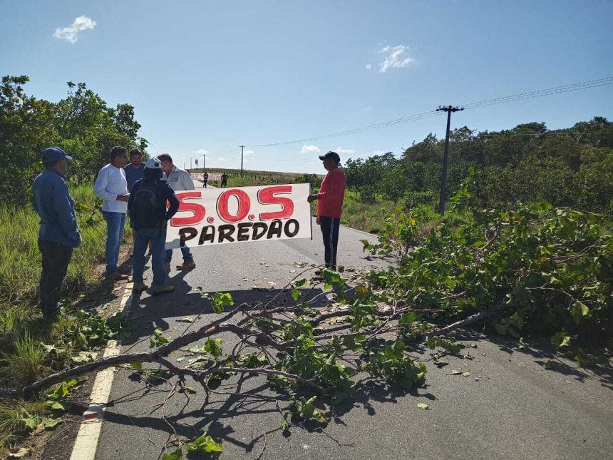 Produtores de Alto Alegre bloqueiam RR-205 em protesto pelas condições das vicinais