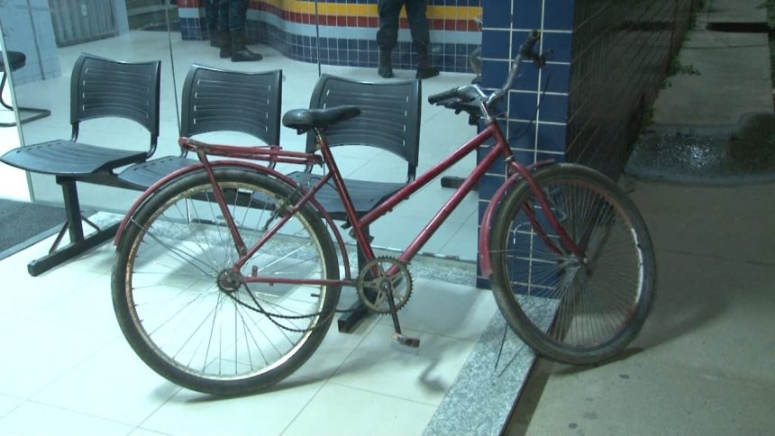 Homem é preso após furtar bicicleta e corrente cair em perseguição: ‘financeiro difícil’