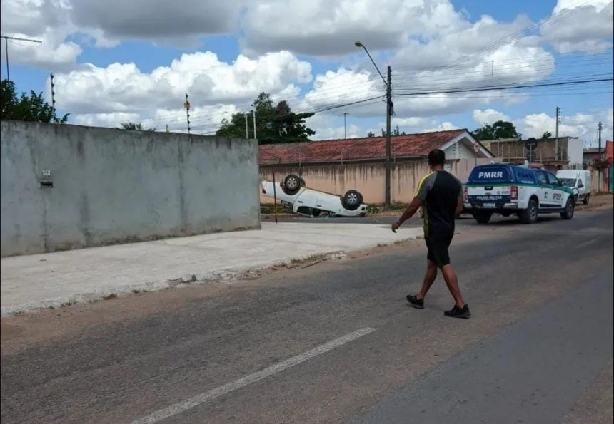 Caminhonete fica de cabeça para baixo após acidente na zona Oeste