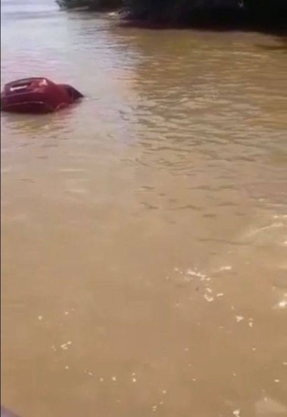 Motorista perde controle e carro cai em rio em Boa Vista