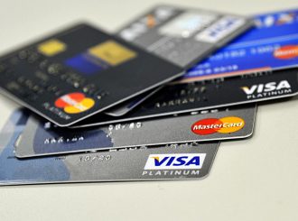 Brasileiros mudam estratégia e optam pelo cartão de crédito em vez de empréstimos pessoais, revela pesquisa