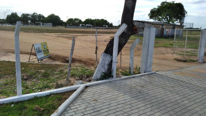 Governo capinou o matagal do parque Anauá e colocou placa de obra