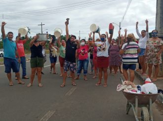Sem água há 5 meses, moradores do bairro Pérola protestam contra Caer