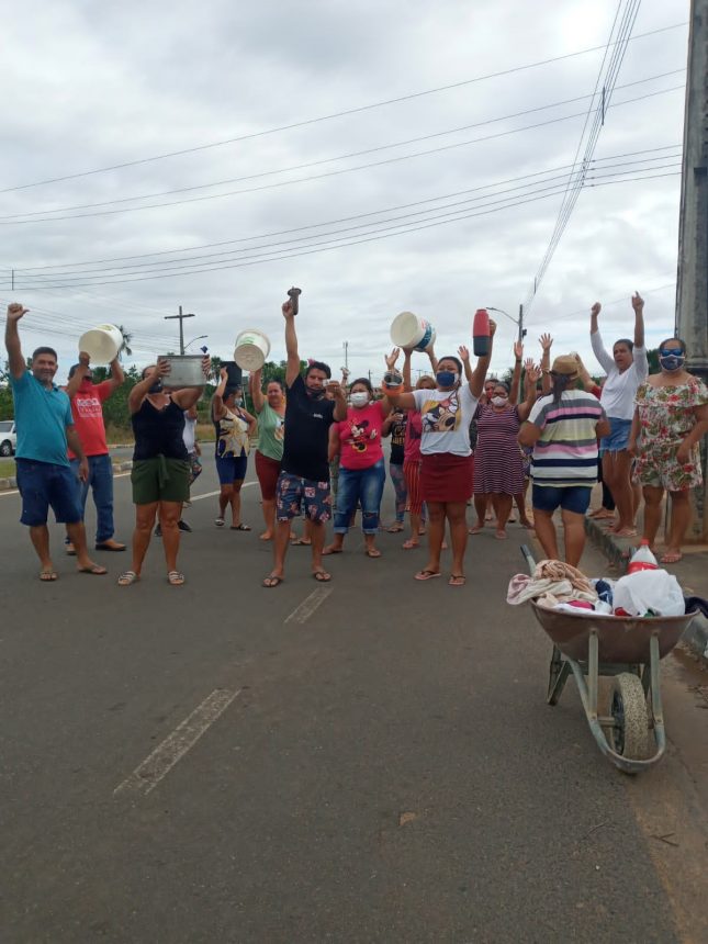 Sem água há 5 meses, moradores do bairro Pérola protestam contra Caer