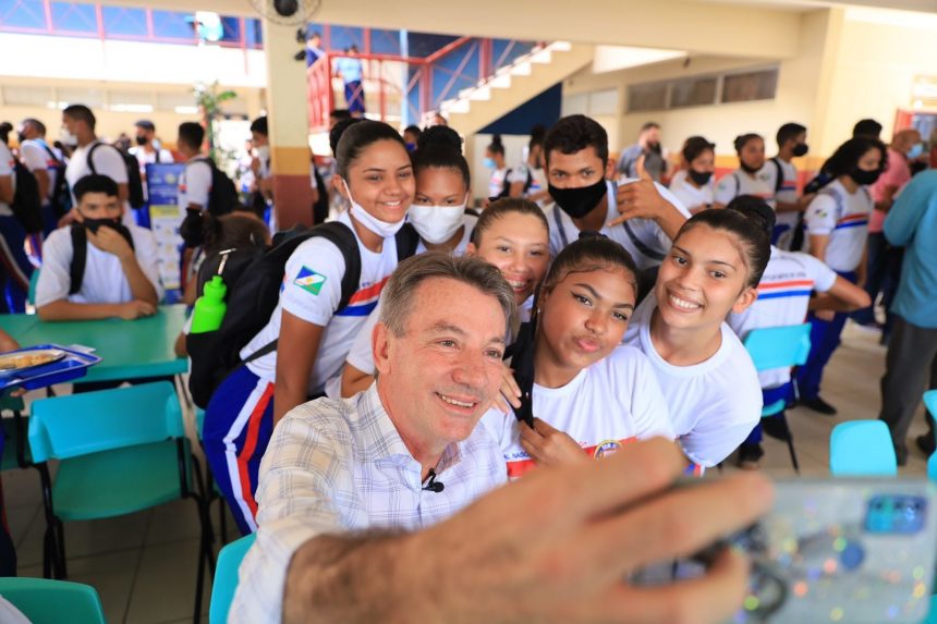 Sem máscara, governador de Roraima visita escola e Conselho Regional de Medicina