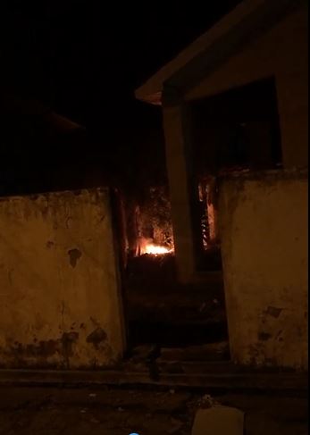 Incêndio atinge mato em escola abandonada no Centro de Boa Vista