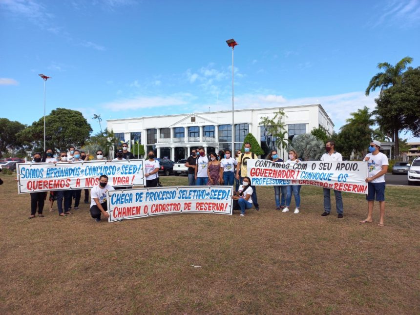 Aprovados em concurso da Seed protestam contra governo e cobram convocação