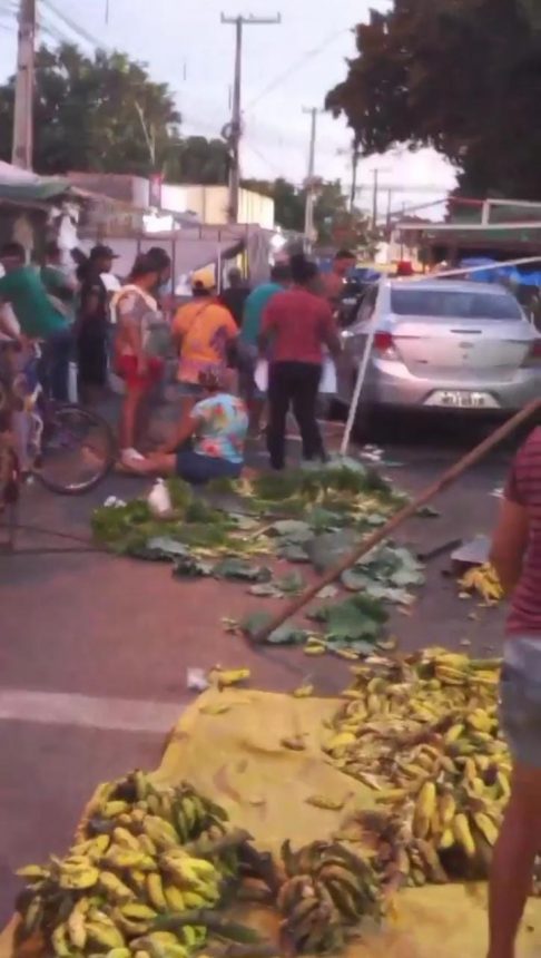 Carro invade feira, destrói barracas e deixa uma pessoa ferida na zona Oeste de Boa Vista